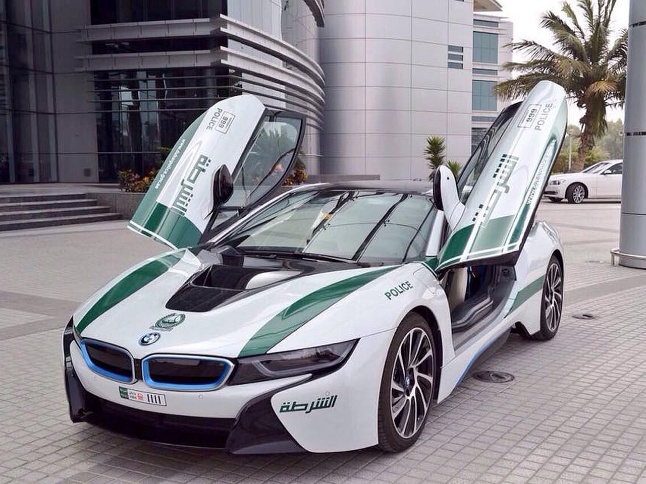 Fastest police cars in the world - BMW i8