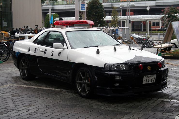 Fastest police cars in the world - Nissan Skyline - Japan